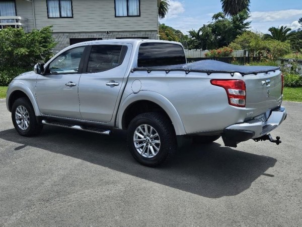 Mitsubishi Triton D/CAB GLS 2.4D/4WD/5 2015